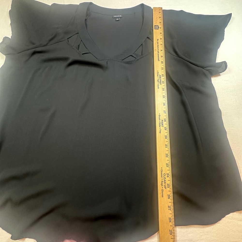 Torrid Cut-Out V-Neck Neckline Short Flutter Sleeves Black Flowy Blouse Sz 3 - Picture 4 of 4